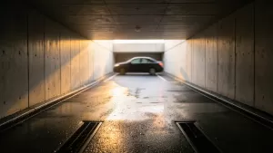 spadek wjazdu do garażu podziemnego